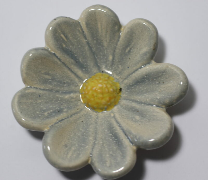 Medium Flower (white grey)